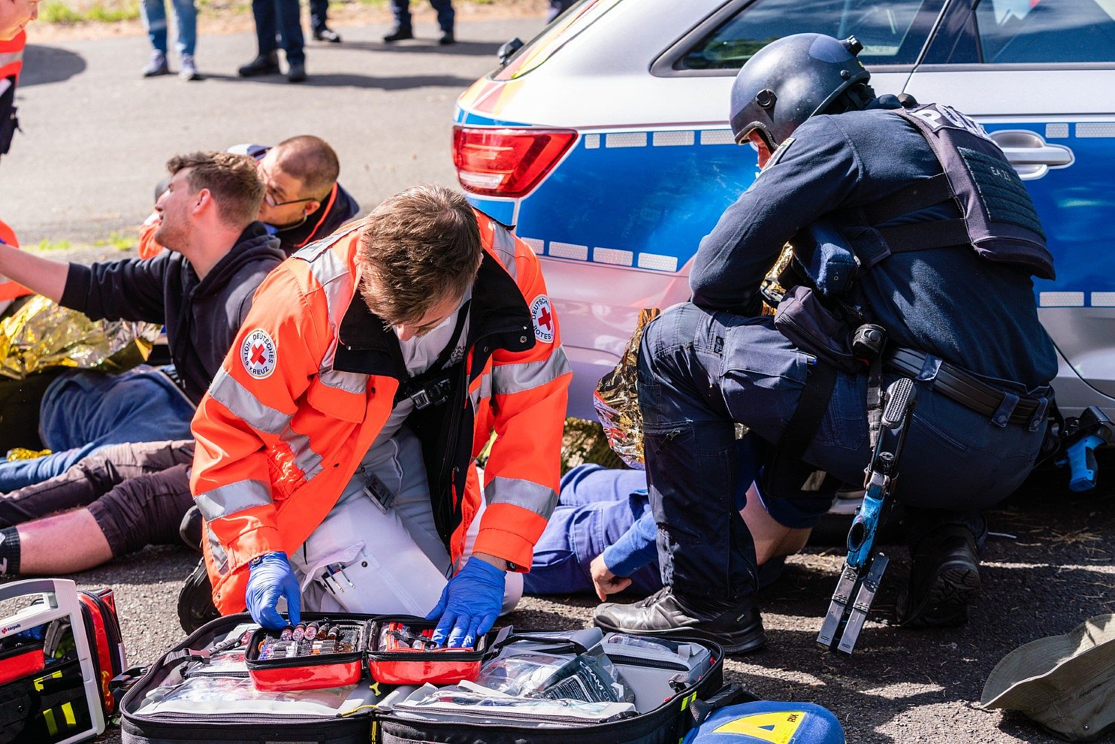 Teamwork fürs Leben: Auszubildende zum Notfallsanitäter trainieren mit Polizeieinheiten